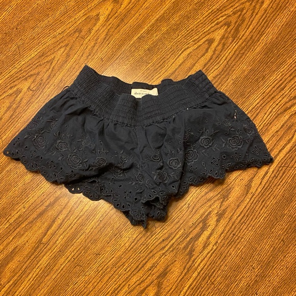❤️Cute navy blue shorts with floral patten trim!❤️ - Picture 1 of 3